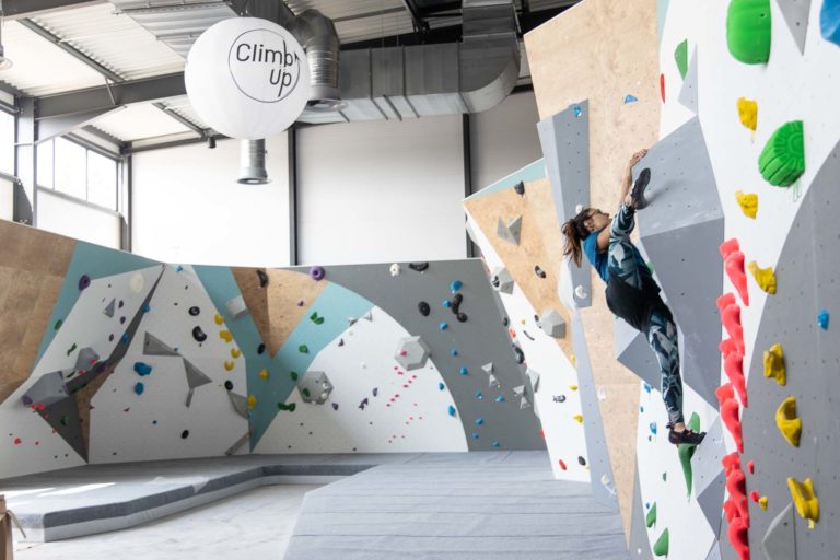 Grimper dans l'espace bloc de Climb Up Mulhouse Wittenheim